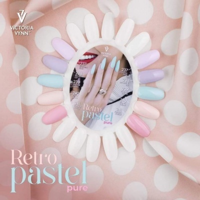 Expositor de amostras de verniz de unhas em tons pastel com fundo rosa de bolinhas brancas
