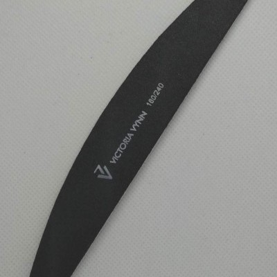 Lima de unhas preta curva com texto VICTORIA WYNN 180/240