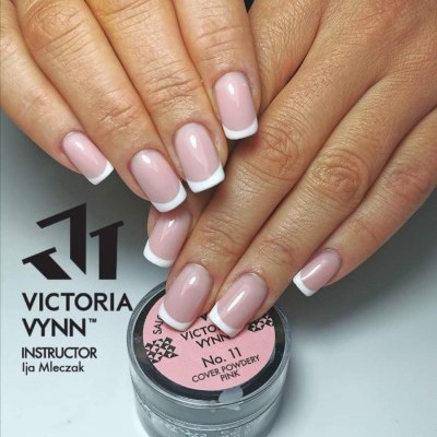 Mãos femininas com unhas francesinha mostrando pote de pó para unhas Victoria Vynn No. 11 Cover Powdery Pink