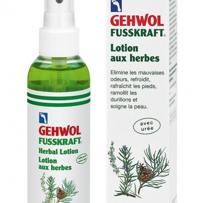 Frasco e caixa de spray GEHWOL FUSSKRAFT Herbal Lotion com ilustrações de plantas