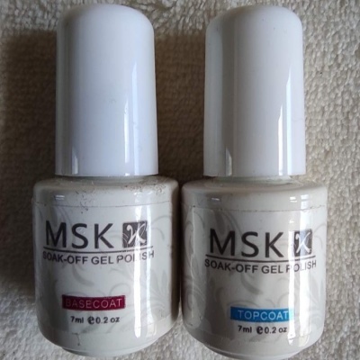 Dois frascos brancos de verniz gel para unhas MSK base coat e top coat