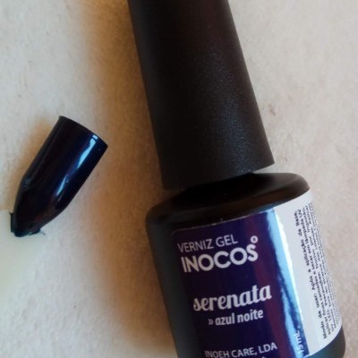 Frasco de verniz gel Inocos Serenata azul noite com amostra da cor