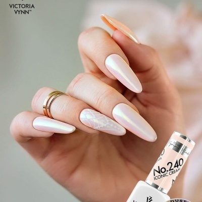 Unhas compridas com verniz pérola rosa claro e padrão iridescente