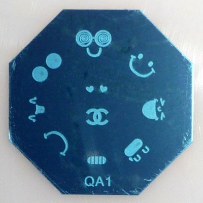 Chapa metálica octogonal azul escura com símbolos gráficos azuis claros e texto QA1