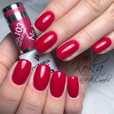 Unhas pintadas com esmalte vermelho fúcsia brilhante da Victoria Vynn Nº 103 Very Fuchsia