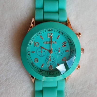 Relógio azul turquesa com bracelete de silicone e mostrador redondo