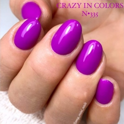 Mãos com unhas em verniz roxo brilhante e texto promocional da coleção nos torno da.