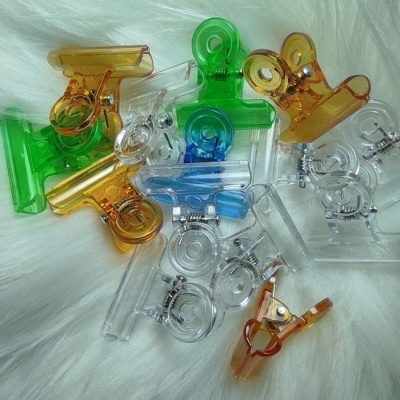 Grampos de cabelo em várias cores sobre tecido branco peludo