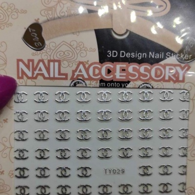 Autocolantes 3D para unhas com logotipo prateado em fundo branco