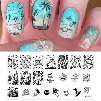 Unhas decoradas com motivos de praia e placa de carimbos com imagens de verão.