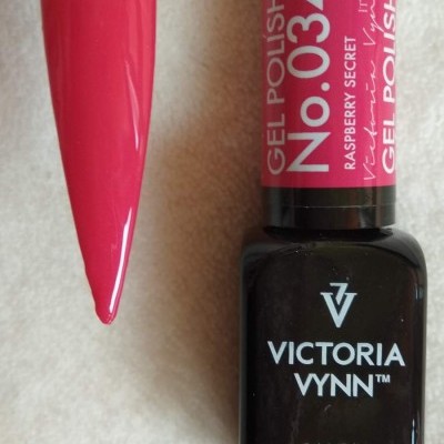 Frasco de verniz em gel preto VICTORIA VYNN No 034 com amostra de cor raspberry