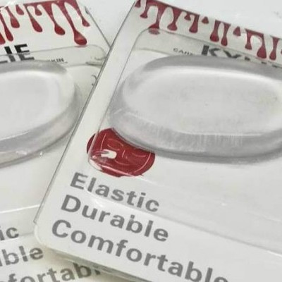 Pacotes de esponjas transparentes para maquilhagem embaladas em cartão branco com texto e detalhes vermelhos.