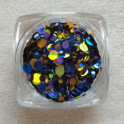 Frasco com lantejoulas holográficas coloridas em fundo branco.