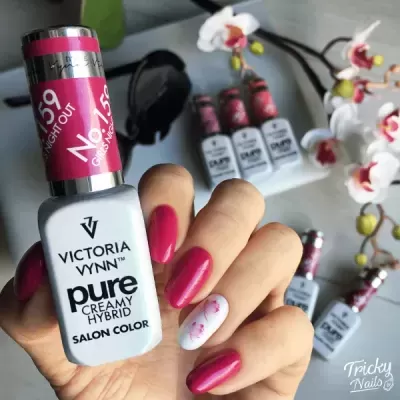 Esmalte Victoria Vynn pure creamy hybrid No. 159 com unhas vermelhas e unha decorada com flores rosas.