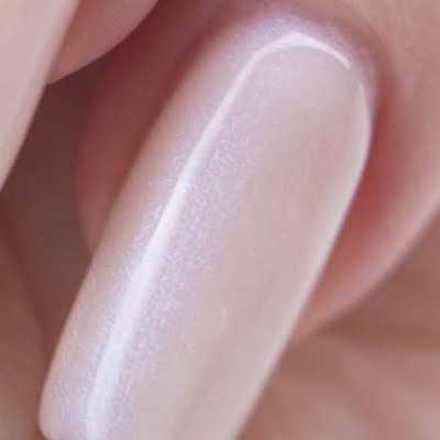 Unha com verniz branco perolado com brilho