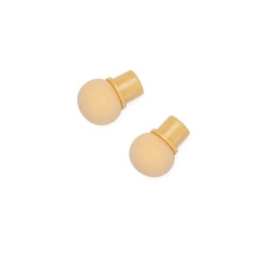 Dois acessórios circulares bege com base dourada em fundo branco