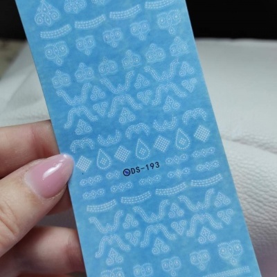 Cartela azul com autocolantes brancos para unhas com v rios padr es e texto DS-193