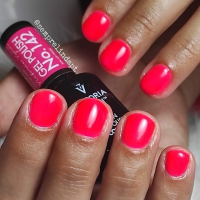 Unhas com verniz gel rosa fluorescente brilhante segurando frascos