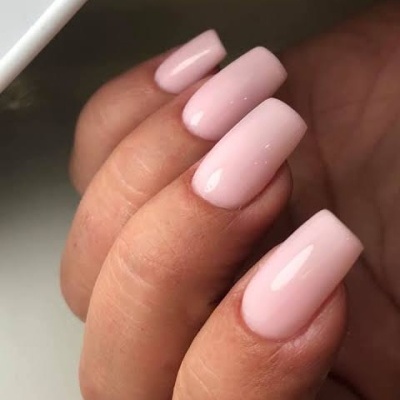 Unhas quadradas pintadas de rosa claro brilhante