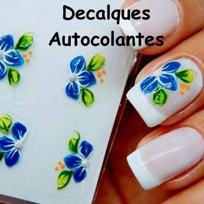Decalques autocolantes para unhas com flores azuis e verdes aplicados numa unha com manicure francesa branca