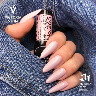 Verniz gel rosa claro Victoria Vynn N.º 265 com unhas pintadas da mesma cor sobre jeans azul