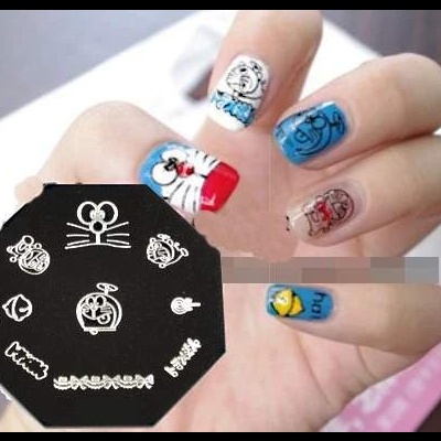 Unhas decoradas com autocolantes de Doraemon em várias cores e padrões