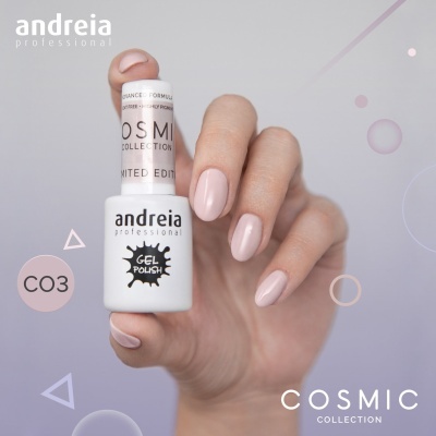 Frasco branco de verniz gel andreia professional na mão com unhas pintadas, fundo lilás gráfico.