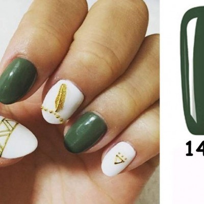 Unhas postiças com verniz verde escuro e branco decoradas com detalhes dourados