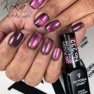 Unhas com verniz gel roxo metálico e frasco de verniz Victoria Vynn