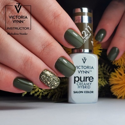 Unhas pintadas em verde escuro e dourado com verniz Victoria Vynn