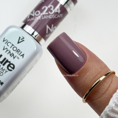 Esmalte violeta mauve número 234 Victoria Wynn aplicado numa unha com anel dourado