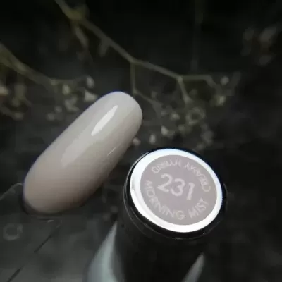 Esmalte de unhas híbrido Morning Mist 231 com amostra de cor bege cinzento