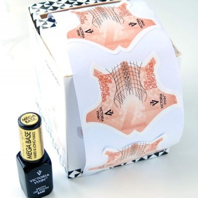 Verniz preto MEGA BASE Victoria Vynn ao lado de suporte com etiquetas de unhas