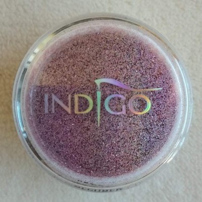 Pó para unhas lilás metalizado em recipiente transparente