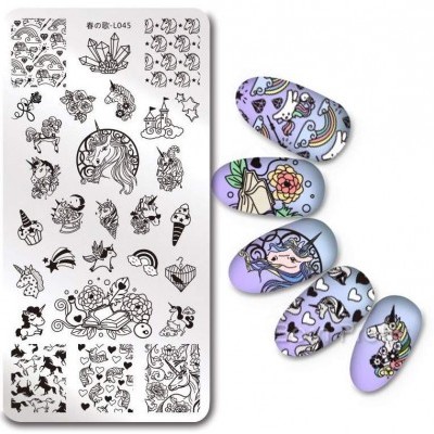 Placa de desenhos para unhas com tema unicórnio e cinco unhas postiças decoradas em tons lilás, roxo e azul