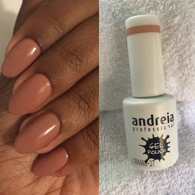 Unhas com verniz cor pele e frasco de verniz gel Andreia profissional.