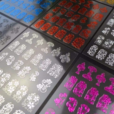 Conjunto de autocolantes para unhas com padrões decorativos coloridos