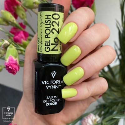 Esmalte em gel verde lima Victoria Vynn com unhas pintadas e flores ao fundo