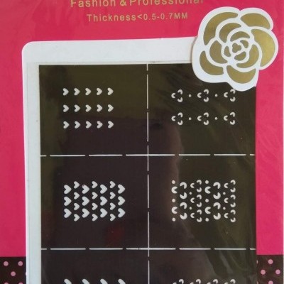 Autocolantes para unhas com padrão de corações em embalagem rosa com texto e logótipo.