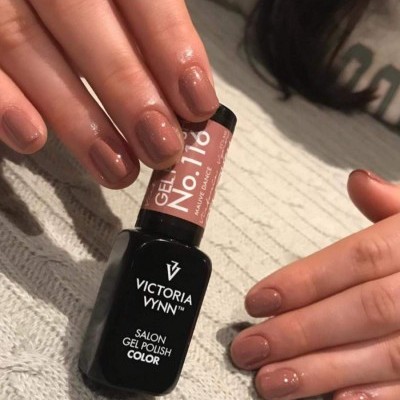 Frasco de verniz de gel Victoria Vynn com unhas pintadas de castanho claro
