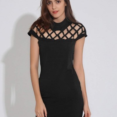 Vestido negro justo com padrão entrelaçado na parte superior.