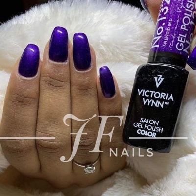 Unhas pintadas de roxo cintilante com frasco de verniz gel Victoria Vynn