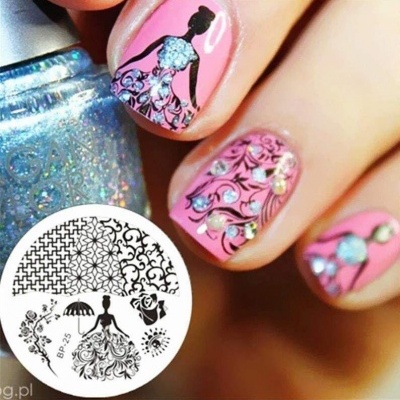Unhas pintadas com esmalte rosa e desenhos decorativos com cristais
