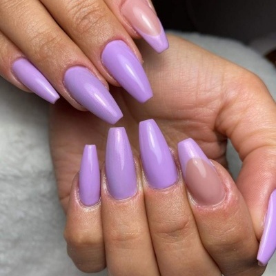 Unhas compridas pintadas de lilás e nude com acabamento brilhante