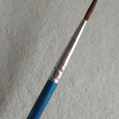 Pincel fino de pintura com cabo azul e cerdas castanhas