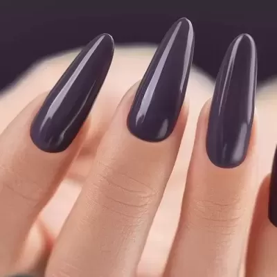Unhas artificiais roxas escuras com acabamento brilhante