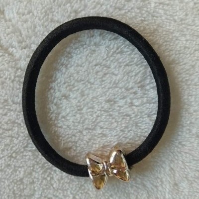 Elástico de cabelo preto com laço metálico dourado