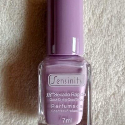 Frasco de verniz de unhas lilás da marca Sensinit com texto no rótulo