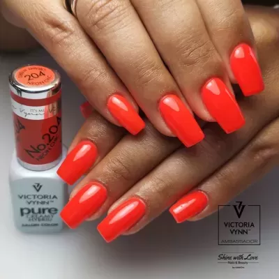 Unhas com verniz neon laranja e frasco de verniz Victoria Vynn.