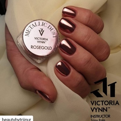 Unhas com verniz metálico rosa dourado VICTORIA VYNN
